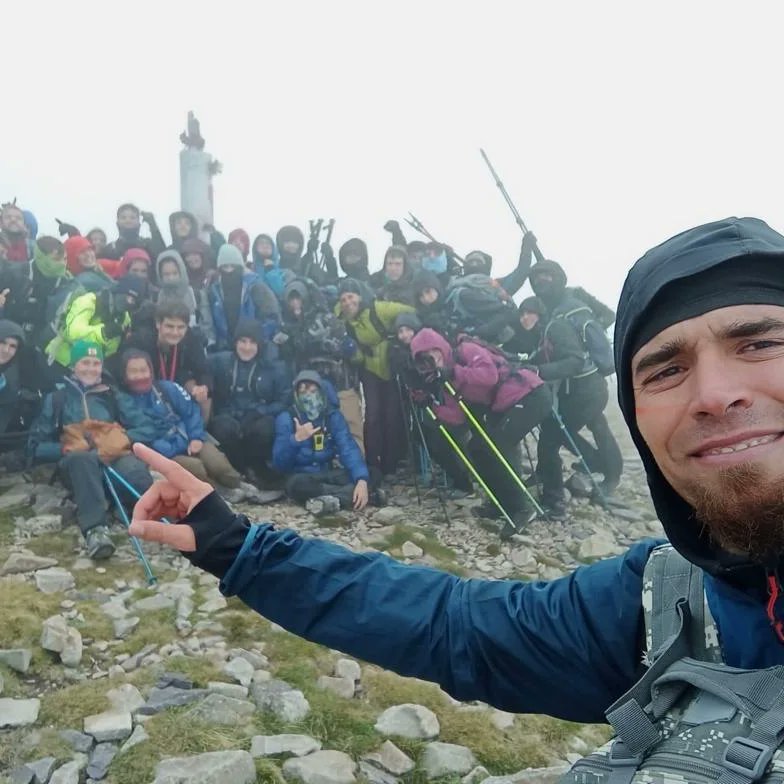 EfItaca's tweet photo. Nuestros alumn@s de 1º del grado Medio "Guía en el medio natural y de tiempo libre" se han unido hoy a los del ÍES Mar de Aragón (Caspe) para realizar  la ascensión al pico San Miguel (2315m), en el parque natural del Moncayo. @fp_aragon @iesitacazgz https://t.co/5muvvU5NMm