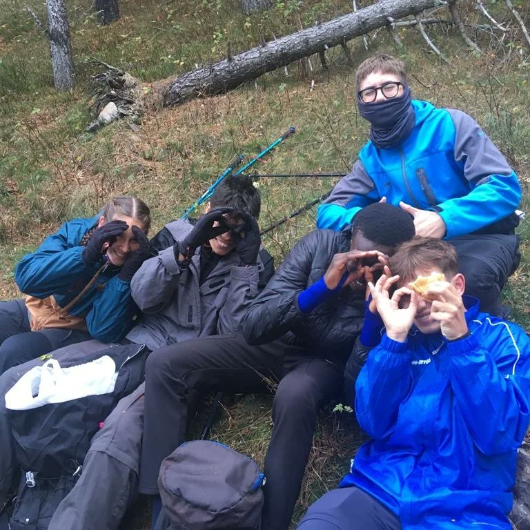 EfItaca's tweet photo. Nuestros alumn@s de 1º del grado Medio "Guía en el medio natural y de tiempo libre" se han unido hoy a los del ÍES Mar de Aragón (Caspe) para realizar  la ascensión al pico San Miguel (2315m), en el parque natural del Moncayo. @fp_aragon @iesitacazgz https://t.co/5muvvU5NMm