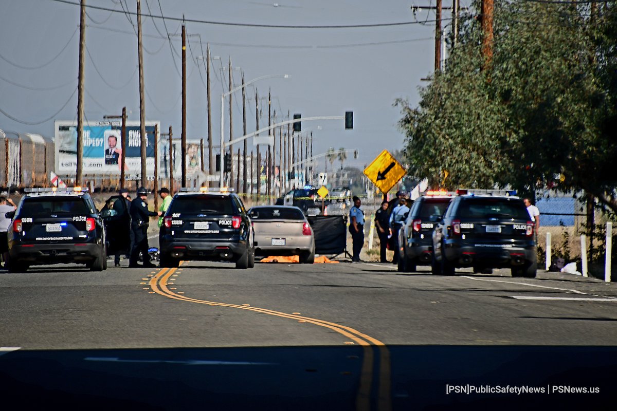 PSNews_Sac's tweet photo. #RIGHTNOW #Fatal #AutoVsPedestrian #NorthHighlands
Roseville Rd. and Longview Dr.
At 12:19 p.m., Metro Fire and SacPd responded for an incident on Roseville Rd., soouth of Longview Dr.
Roseville Rd. is closed between Longview and Tristations.
#TransientRelated https://t.co/2axBFpon48