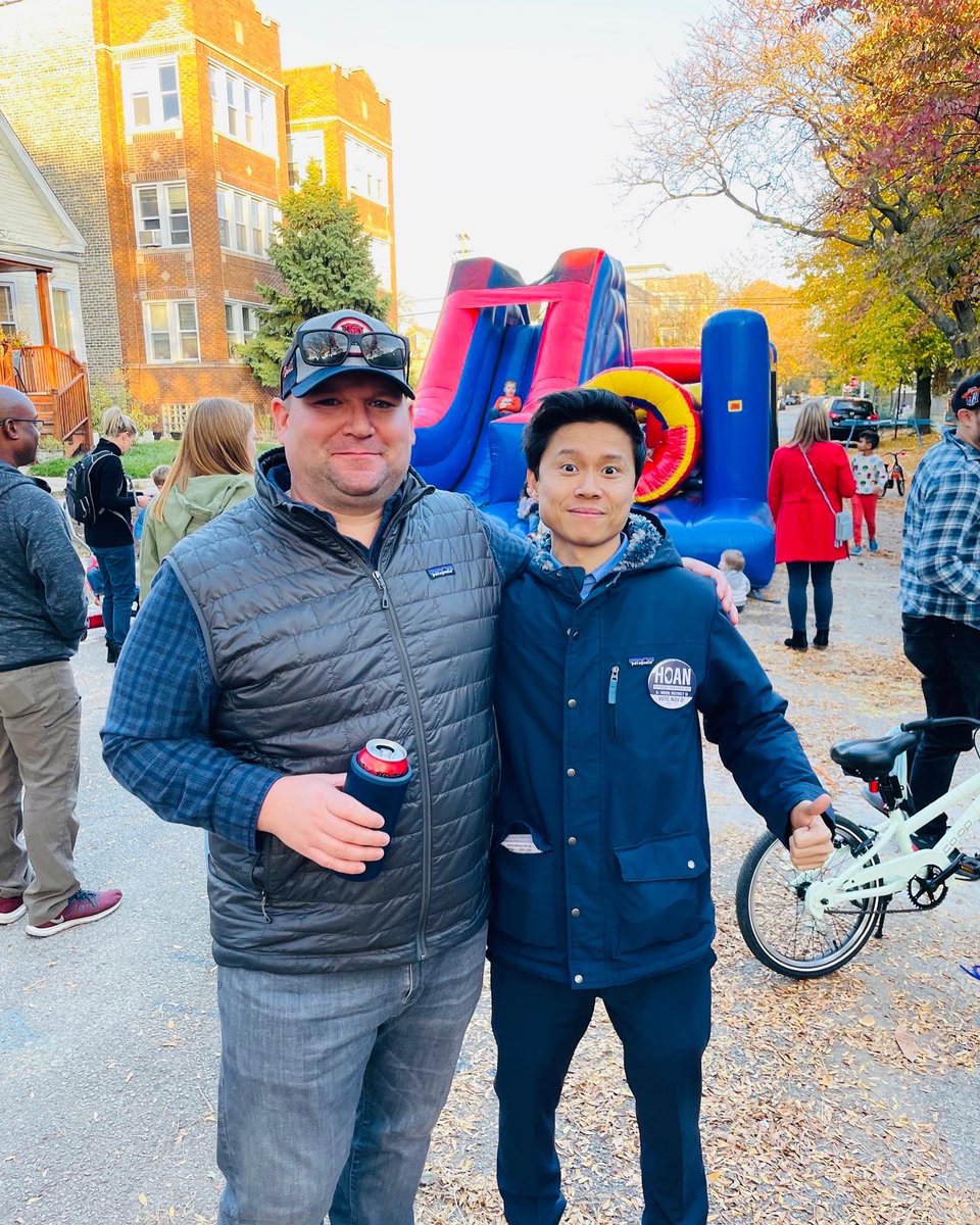 HoanDHuynh's tweet photo. Beautiful Halloween weekend for block club parties in our neighborhoods! #TeamHoan #VoteHoan #HoanforStateRep #Chicago https://t.co/6UIbNkuVL0