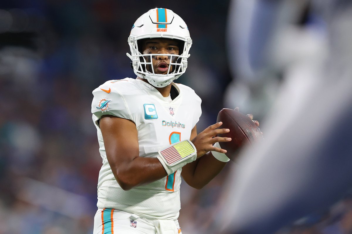 CBSSportsHQ's tweet photo. Tua Tagovailoa is the first QB in Dolphins history to have 350+ pass yds, 3+ pass TD, and 0 INT while completing at least 80% of his passes in a game. https://t.co/flViob5suJ