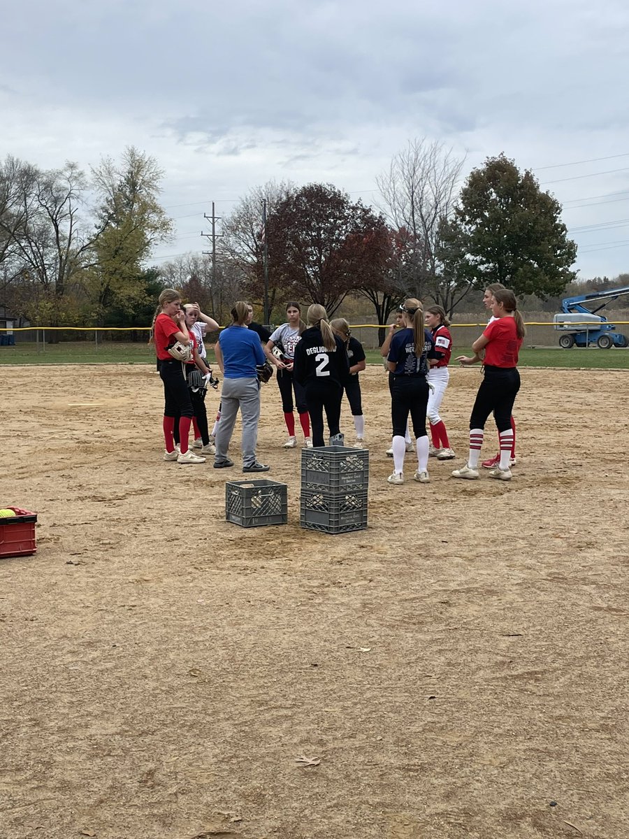 reignsoftballJO's tweet photo. The leaves are changing and so are we!! Into better version of ourselves! Getting in our outside work while we can before we move indoors for winter training! #traintoreign #fallpractice #bringonspring @GenuWinReign https://t.co/hajNTJF3fD