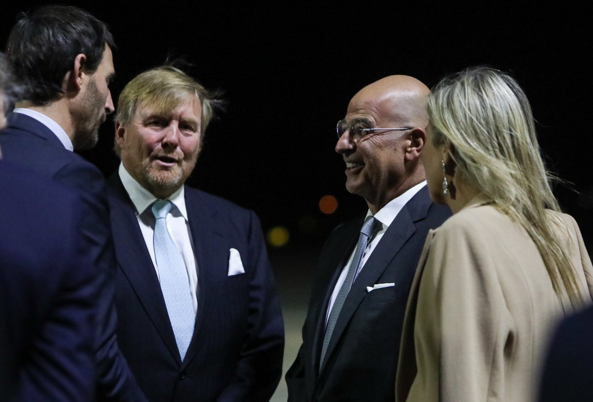 FM @NikosDendias welcomed His Majesty King Willem-Alexander & Her Majesty Queen Máxima of the #Netherlands at #Athens airport Υποδοχή ΑΜ Βασιλιά Γουλιέλμου-Αλέξανδρου και ΑΜ Βασίλισσας Μάξιμα της Ολλανδίας από ΥΠΕΞ Ν. Δένδια, στο αεροδρόμιο «Ελευθέριος Βενιζέλος» στην Αθήνα