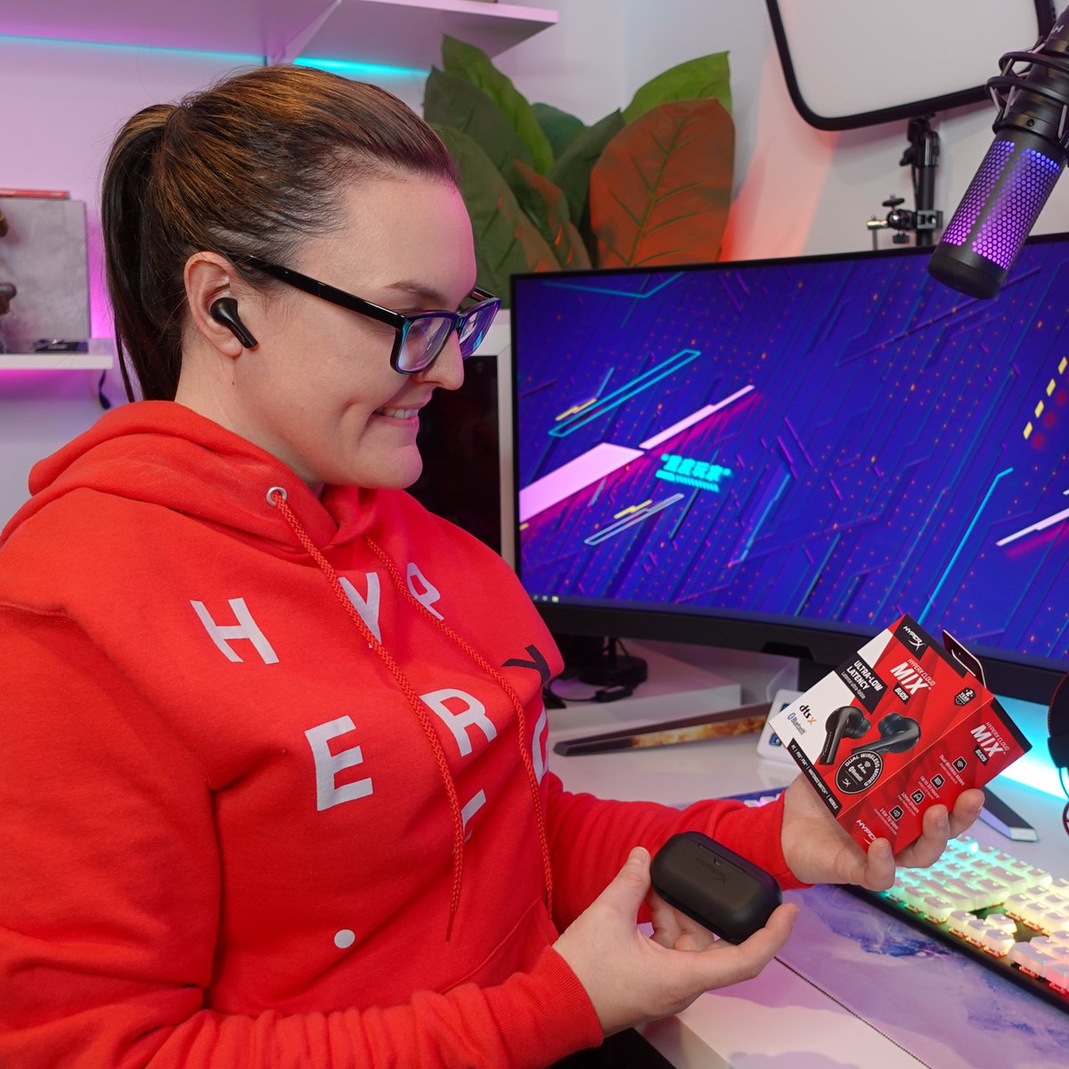 1UpEmily's tweet photo. The new Cloud MIX Buds offer great battery life, comfort, dual band Bluetooth, connect easily to all my devices and sound incredible! Definitely worth checking out if you would like great gaming earbuds
#Sponsored #HyperX #HyperXFamily #Cloud #CloudMix #CloudMixBuds https://t.co/oDRSgocJ68