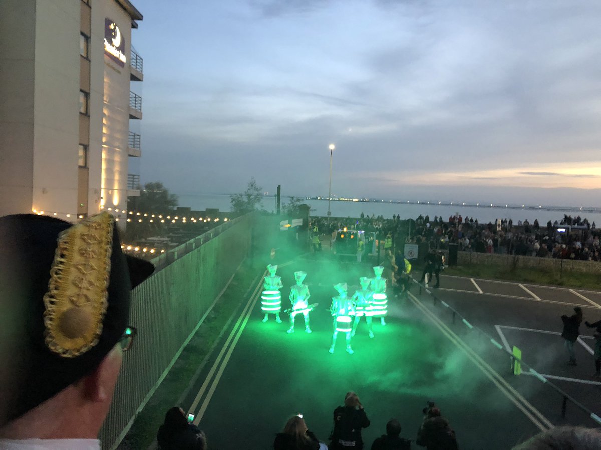 Amazing #SouthendHalloweenParade with @JamesDuddridge and Mayor & Mayoress of #Southend @westborokevin Incredible seeing seafront packed with residents and visitors watching the parade & all the fantastic #Halloween floats & displays!