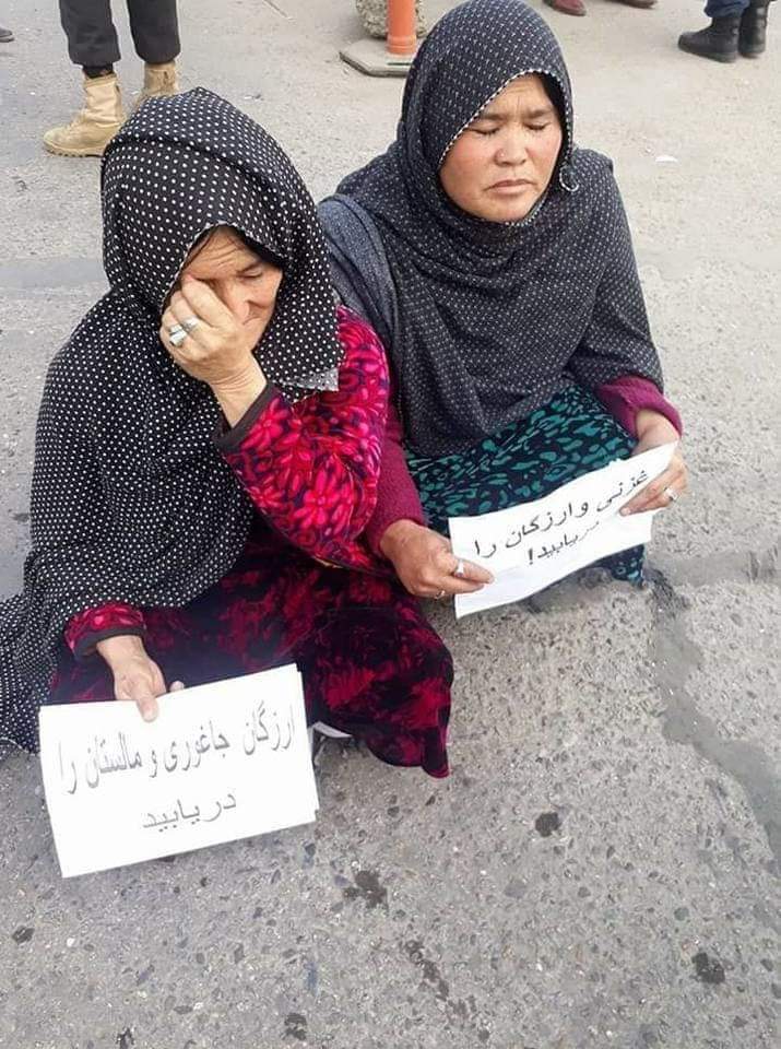 ATakveen's tweet photo. عزنی  و ارزگان 
ازرگان، جاغوری و مالستان را دریابید!!
آیا صدا این مادران شنیده خواهد شد؟؟
#StopHazaraGenocide https://t.co/STMujQdIg6
