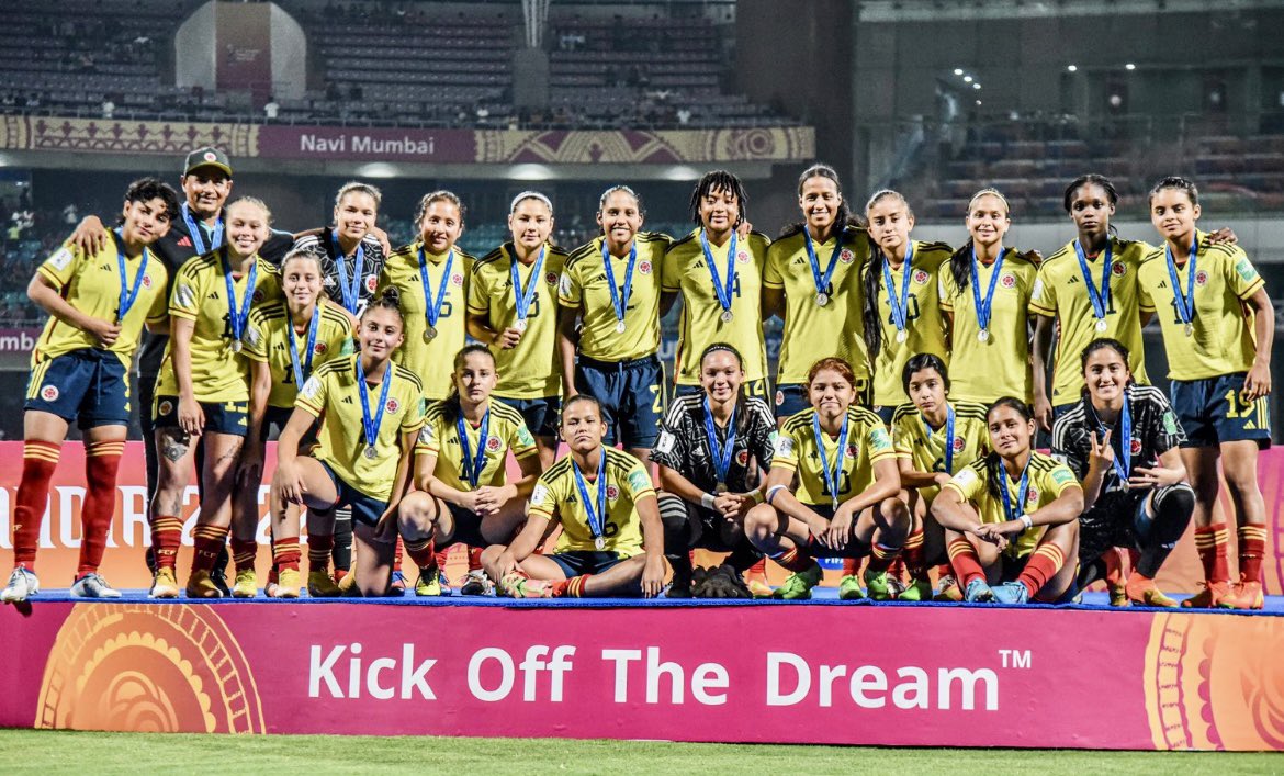 VargasSilvaMV's tweet photo. ¡GRANDES! Nuestras futbolistas SUBCAMPEONAS del  Mundial Femenino Sub-17 India 2022 👏👏💛💙❤️GRACIAS por la alegría que nos dieron. Son un ejemplo de ¡Sí se puede! Cuando se trabaja en equipo damos grandes resultados.   #MujeresALaCancha #ConUstedesSiempre #MundialFemeninoSub17 https://t.co/bKZFeJI1ZU