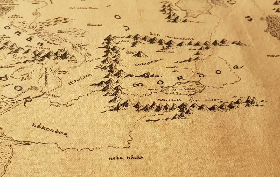 AceMiddlee's tweet photo. Je viens de finir un cadeau pour un de mes collègues, la carte de la terre du milieu ! 
Tres fier du résultat 
1 semaine et 2 weekend dessus ! 
#lotr https://t.co/wOmfyvYxQ3