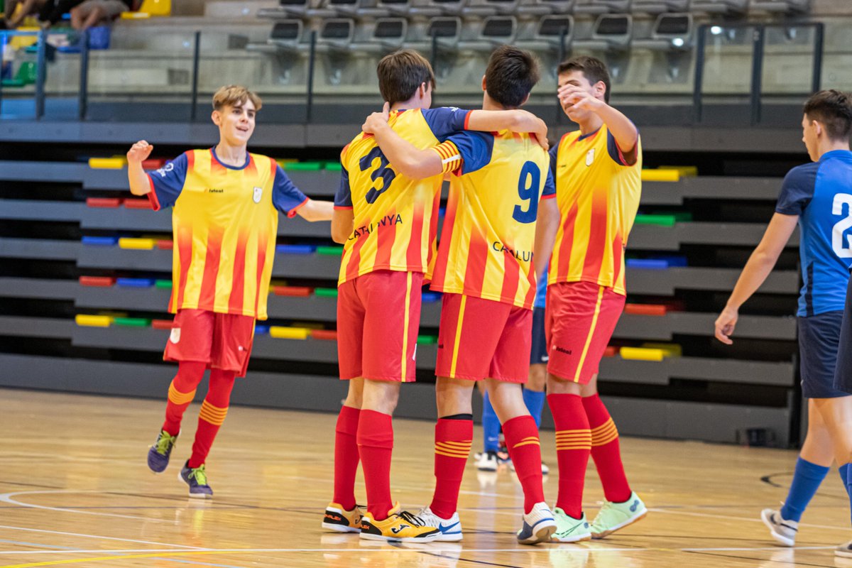 FCF_CAT's tweet photo. 💥 Triomf de caràcter en l'estrena de #Catalunya ⚽️

➡️ Una madura sub 16 masculina guanya 🆚 @fsmontcada per 5⃣ a 2⃣ el primer amistós

📝: https://t.co/jyCt2F6kLy
📸: https://t.co/Zn7FIz1Zyk

#SeleccionsCatalanesFS #Sub16MascFS #ÀreaEsportivaFS https://t.co/5pjEaHGfys