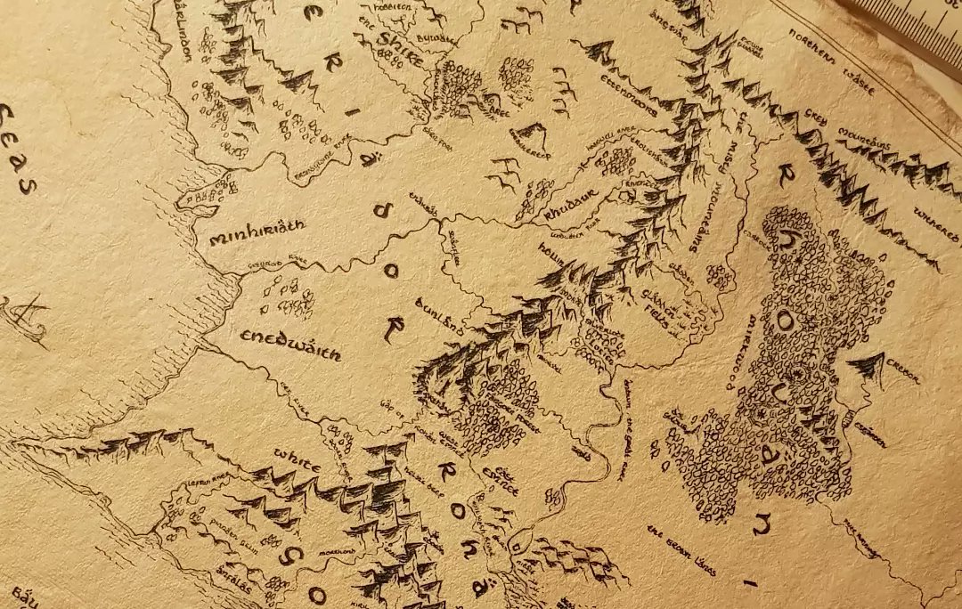 AceMiddlee's tweet photo. Je viens de finir un cadeau pour un de mes collègues, la carte de la terre du milieu ! 
Tres fier du résultat 
1 semaine et 2 weekend dessus ! 
#lotr https://t.co/wOmfyvYxQ3