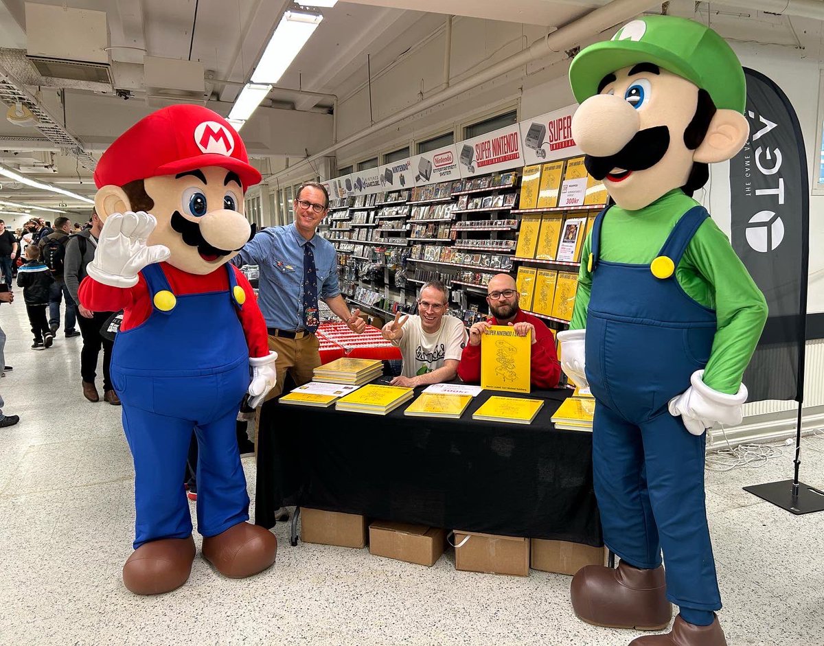 retroplay_se's tweet photo. Succé för RSF @Retrospelsfest 2022! Stort tack till alla besökare/kunder, RSF teamet och övriga utställare!👏🤗🚀 Signeringen av SuperNintendo i Sverige boken med @martinlindell  och CM Sahlberg @SndbSe blev mycket omtyckt och 40 sålda böcker gav Unicef 3600kr i bidrag! 🙏 https://t.co/MUcpbDBQwA
