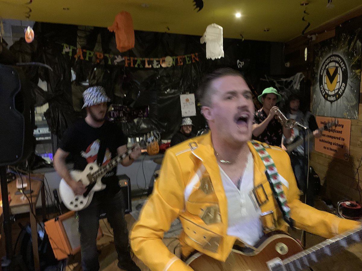 Phil_TheTrain's tweet photo. @TintyBucketHats were incredible last night. I was inside out, hence it’s taken me so long to post. Download their new song and spread the anti bullying message. 🧡🖤
@BarAmberNewport https://t.co/CZuJFk82Ou
