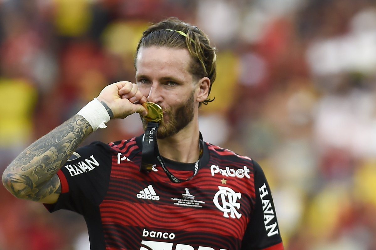 Flamengo's tweet photo. É TRIIIIIII, @leopereira_04! 🏆🏆🏆❤️🖤

#M3NGO 

📸 @mcortesdasilva8 / CRF https://t.co/0AFrXDtbMS