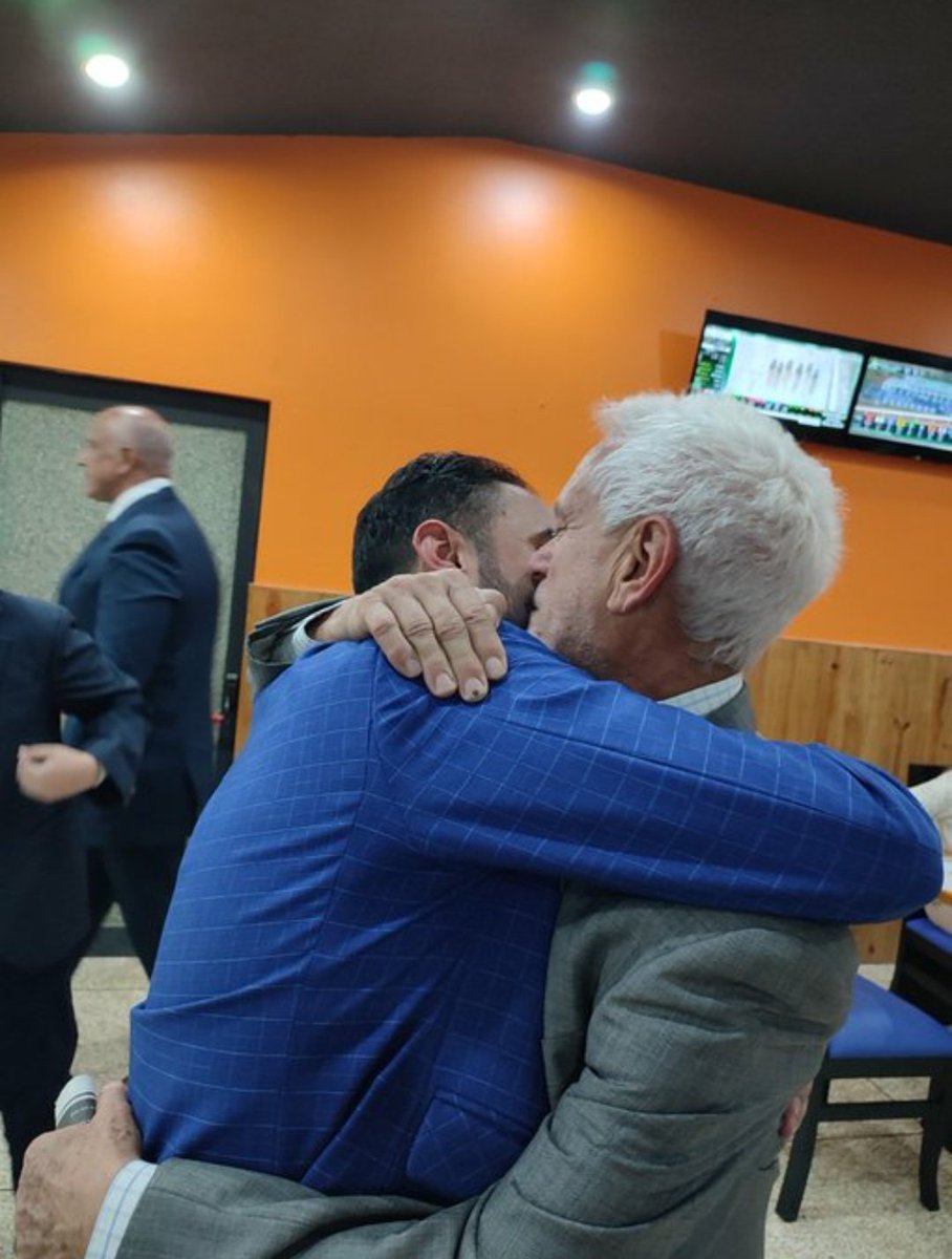patdiaz03's tweet photo. Que bello este abrazo !!! Esto es HIPISMO 🏆🇻🇪 gracias a @Soypatiyalodije por la foto.
Mis felicitaciones al maestro ANTONIO BELLARDI y su presentado DANIEROLD y al Trainer RICARDO ROSILLO con su presentada SANDOVALERA excelente carrera de la Campeona !!!! https://t.co/YNNnfiGrCn
