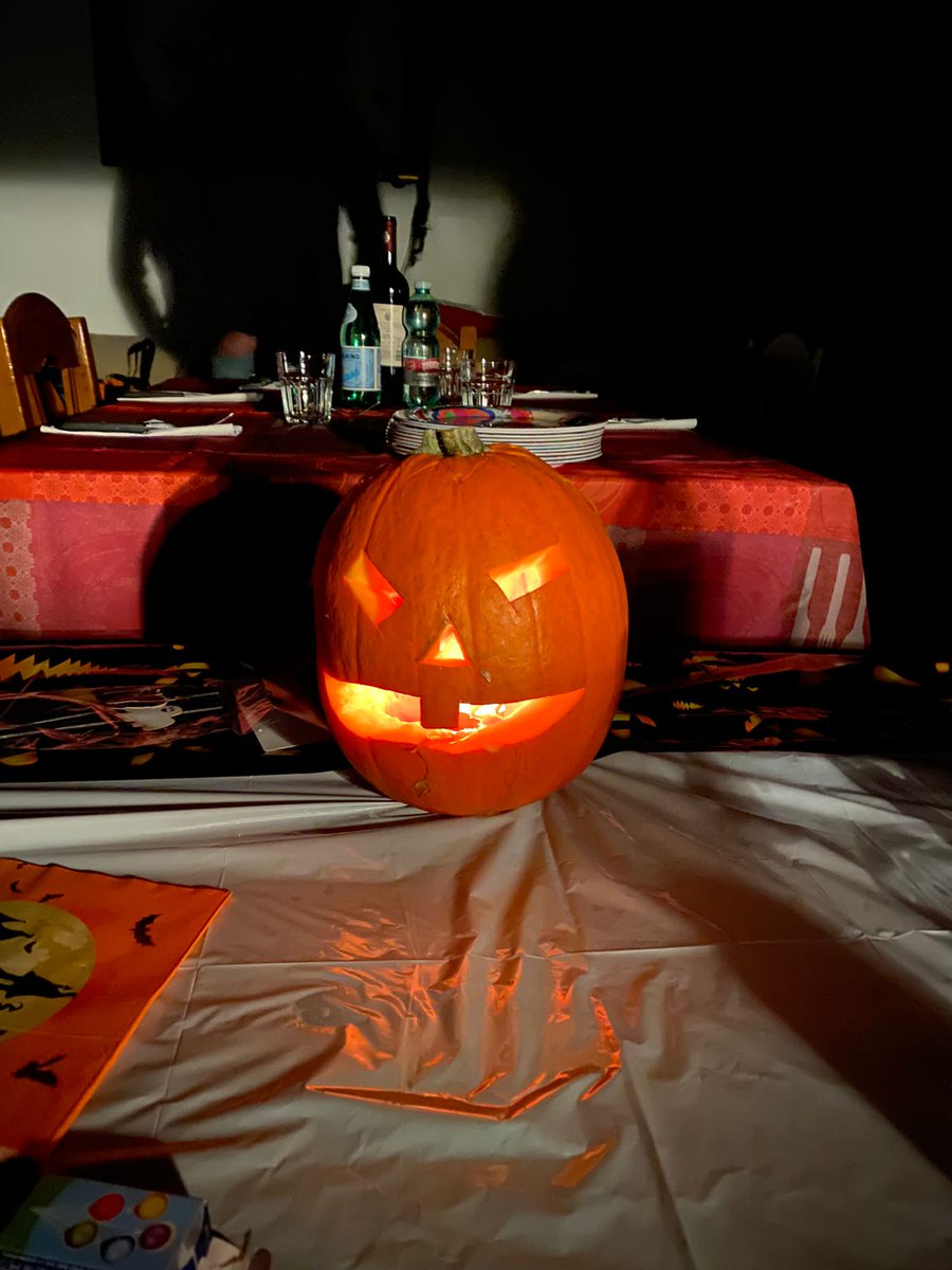ik0yqj's tweet photo. Sono #diversamentegiovane, se non capisco mi adeguo, ma  questa festa di #Alloween non la capisco, ma che caxxo c'è da ridere? Siamo forse #Americani? @BimbePeppe @LuciaDiMartin18 @tomasomontanari @anubi_matt @GCerqueti https://t.co/4vFZezFUd1