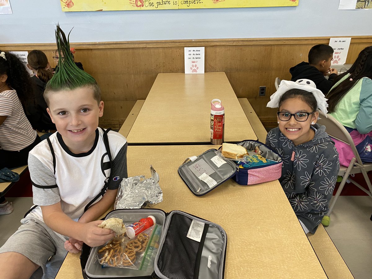 mrs_murtagh's tweet photo. What a festive #RedRibbonWeek2022 we had! Stokes students talked about making healthy choices and staying away from drugs. With all the healthy choices we make, we are definitely #stokesstrong ๐ช๐ฝโค๏ธ https://t.co/6ZtdMbiN3x