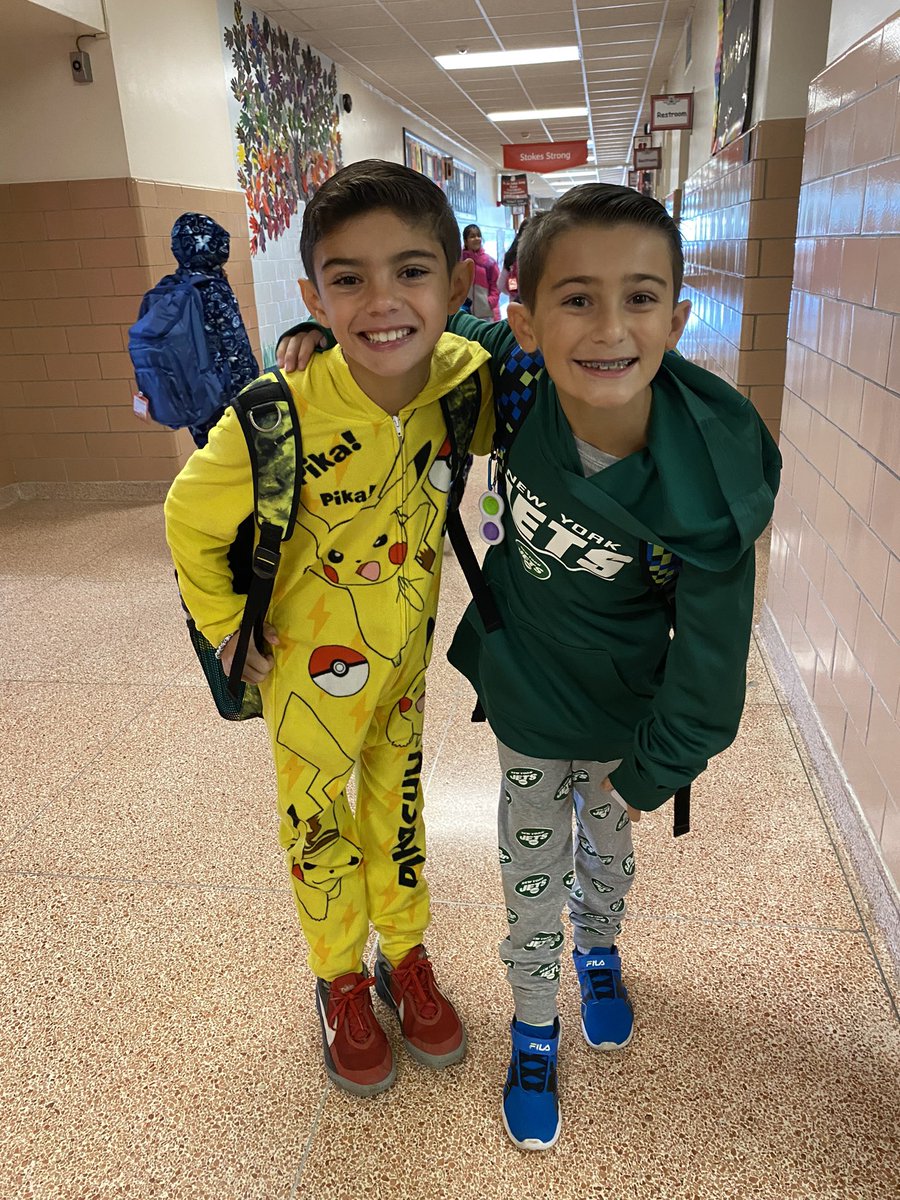 mrs_murtagh's tweet photo. What a festive #RedRibbonWeek2022 we had! Stokes students talked about making healthy choices and staying away from drugs. With all the healthy choices we make, we are definitely #stokesstrong ๐ช๐ฝโค๏ธ https://t.co/6ZtdMbiN3x