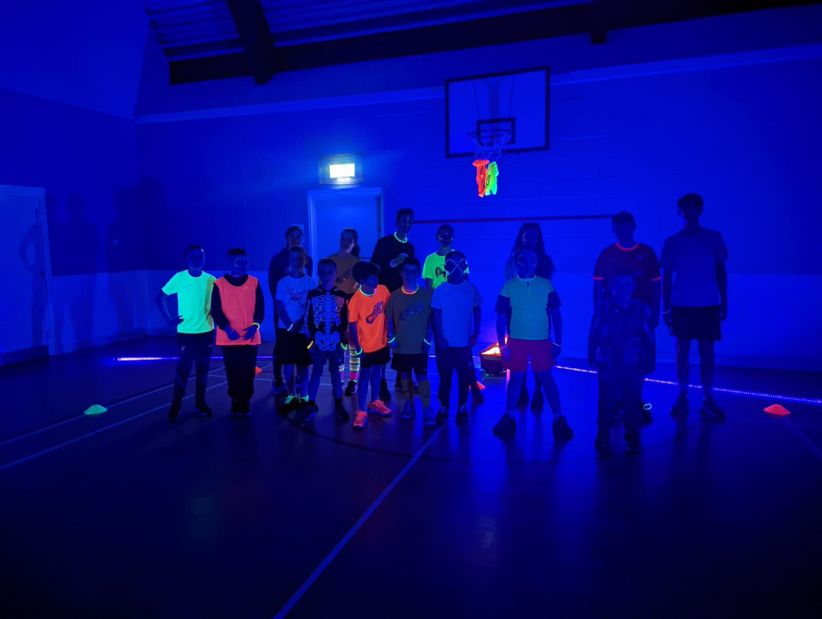 Madrunners1's tweet photo. We've had a great evening at our end of term session for Minis, Juniors and Teens! #glowinthedark #dodgeball #multiskills #teenmadrunners #minimadrunners https://t.co/Me9mFU7hYw