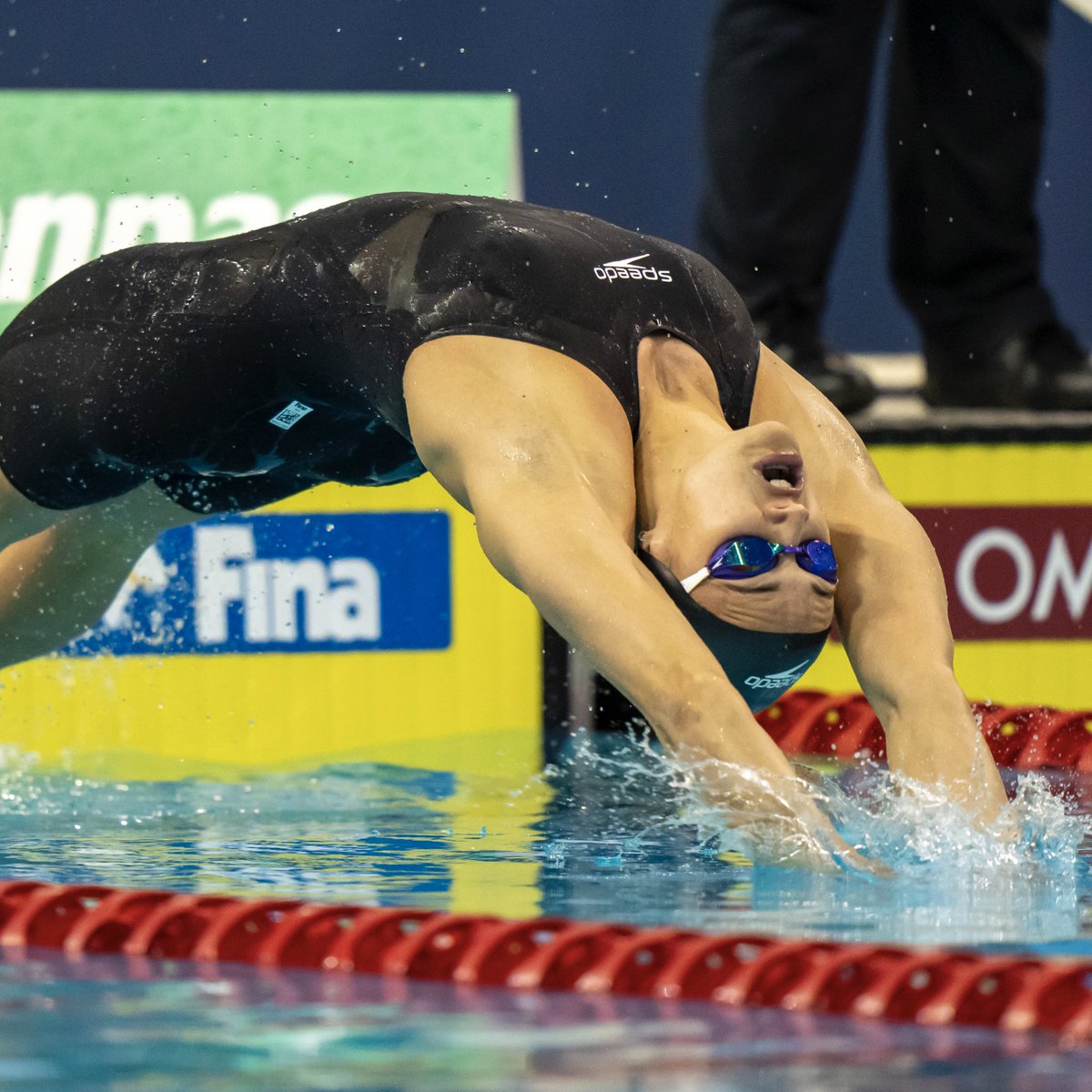 TeamCanada's tweet image. Canadians swam to 5️⃣ more medals on Sunday at the FINA #SWC22 

🚨 @mags_swims26 broke the World Cup Record and won 🥇 in the women's 100m butterfly with a time of 54.78! 🥳

➕ @Kjmasse and @summermcintoshh swam to 🥈 &amp;amp; 🥉 in women’s 200m backstroke 🔥