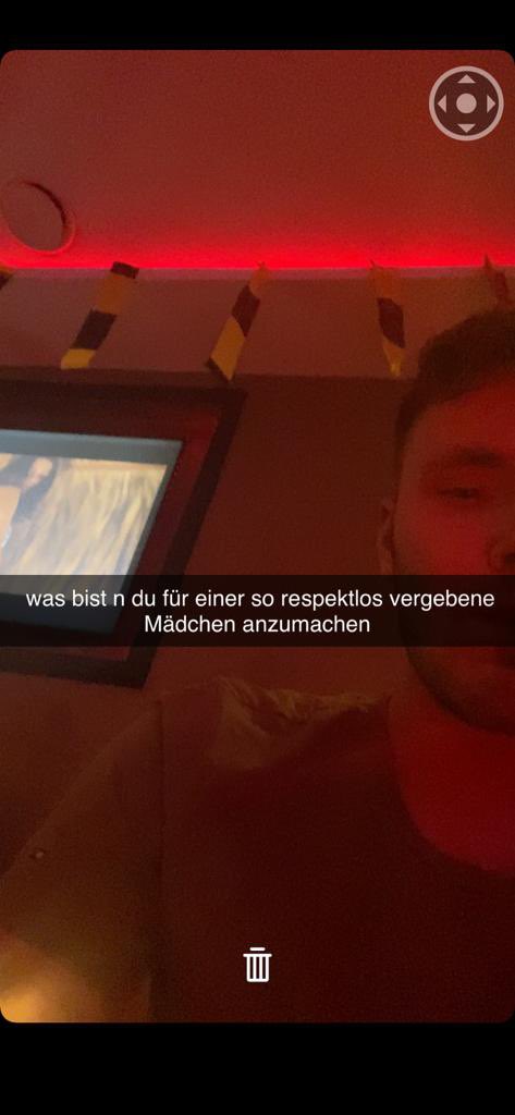 iVenomXI's tweet photo. War mit meiner Freundin auf ner Halloween Party. 
Ein Typ, wie jemand später Meinte ein Kurde, schaut ganze Zeit rüber und schickt ihr das Per AirDrop. Schicke ihm meine Antwort zurück weil das einfach Maßlos Respektlos ist und dann kommt das von ihm (Bild 3) 

1/2 https://t.co/yKfUQTraMq