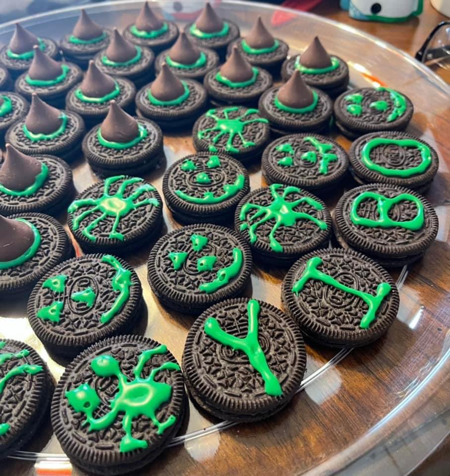 camtu_ho's tweet photo. 2022 Ho Walker Annual #Halloween party. This year I celebrated with a little more green #YIBO
#familytim #vegan #WangYibo https://t.co/v5yjYwOCc0
