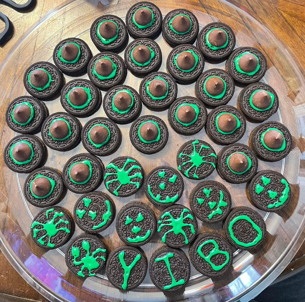 camtu_ho's tweet photo. 2022 Ho Walker Annual #Halloween party. This year I celebrated with a little more green #YIBO
#familytim #vegan #WangYibo https://t.co/v5yjYwOCc0