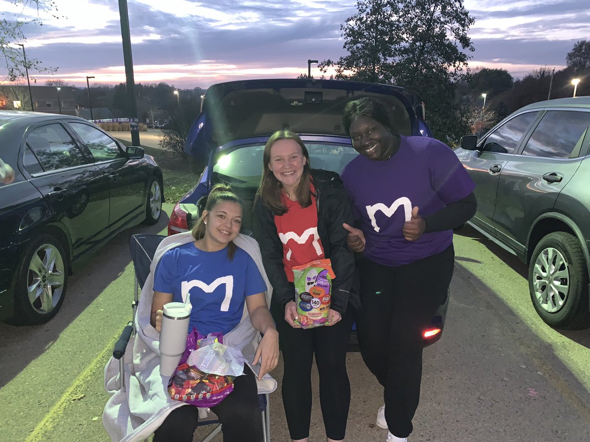 Thank you  #UDTFXCommunity for making our first ever Trunk or Treat so fun and special! <a href="/vickitoria33/">victoria zoltowska</a> and the Community Service Corps hosting a great event. 
<a href="/UDubuque/">University of Dubuque</a> departments that participated include <a href="/HeritageCTR/">UD Heritage Center</a>, DNAS, Nursing, DART, Education, Grad Studies &amp; more!
🧵
