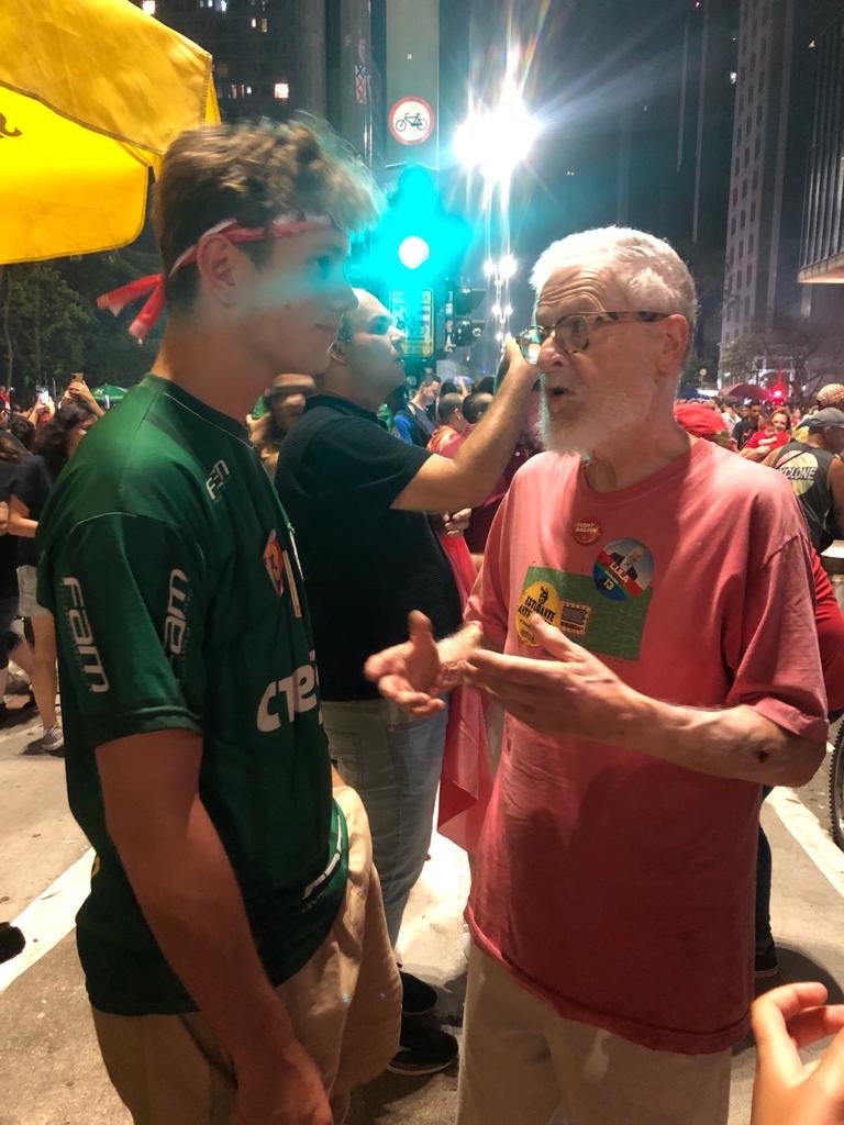 Esther, Primo fêtent avec leur grand père la victoire de Lula 2/2
#Brasil