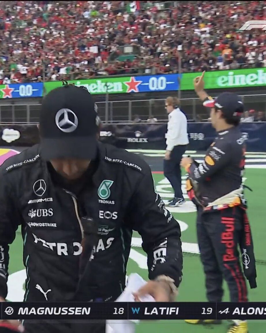 Checo wagged his finger at the Mexico crowd for booing Lewis during his interview. Respect 👏