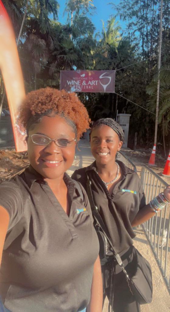 MyMobileAssist's tweet photo. MobileAssist had the best time at the Wine &amp; Arts Festival🍷🎨

We love helping our customers learn how to use SandDollar on their MobileAssist Digital Wallets📲

For more information, check out our YouTube Tutorials on All Things SandDollar✨ https://t.co/F4QH6EZAsO