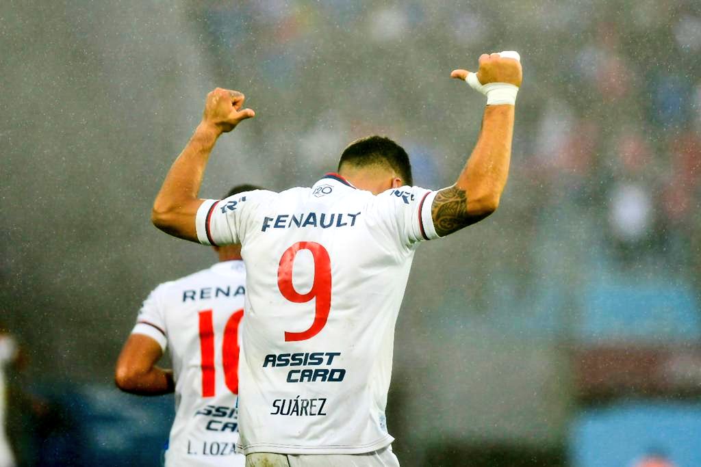 Ojalá más jugadores celestes de élite en el futuro tomen la decisión de venir al fútbol local como lo hizo <a href="/LuisSuarez9/">Luis Suárez</a> ahora, vigente. Le dio al fútbol uruguayo una visibilidad que habitualmente no tiene. 8 goles, 3 asistencias, gol clásico, doblete en la final 👏. 📷 <a href="/Nia_Leal/">Estefania Leal</a>