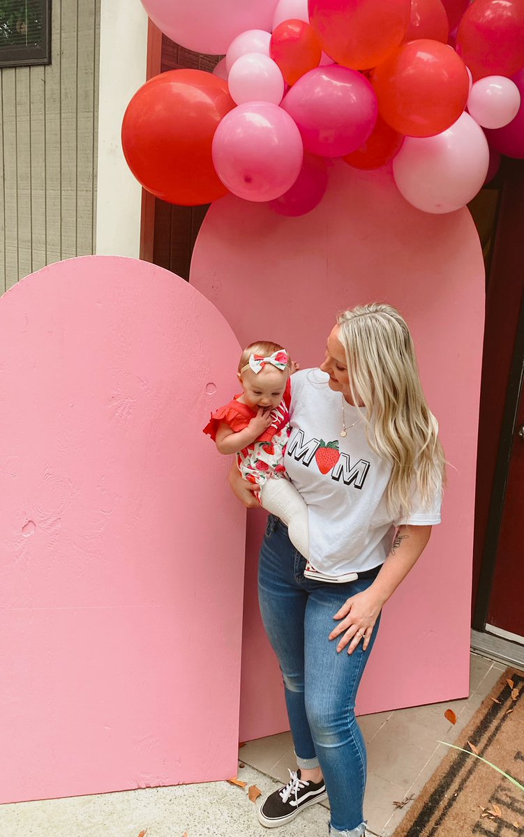 MeghanAElliott's tweet photo. Remi’s Berry first birthday was a blast🤍🍓 https://t.co/YPpjfIQDb3