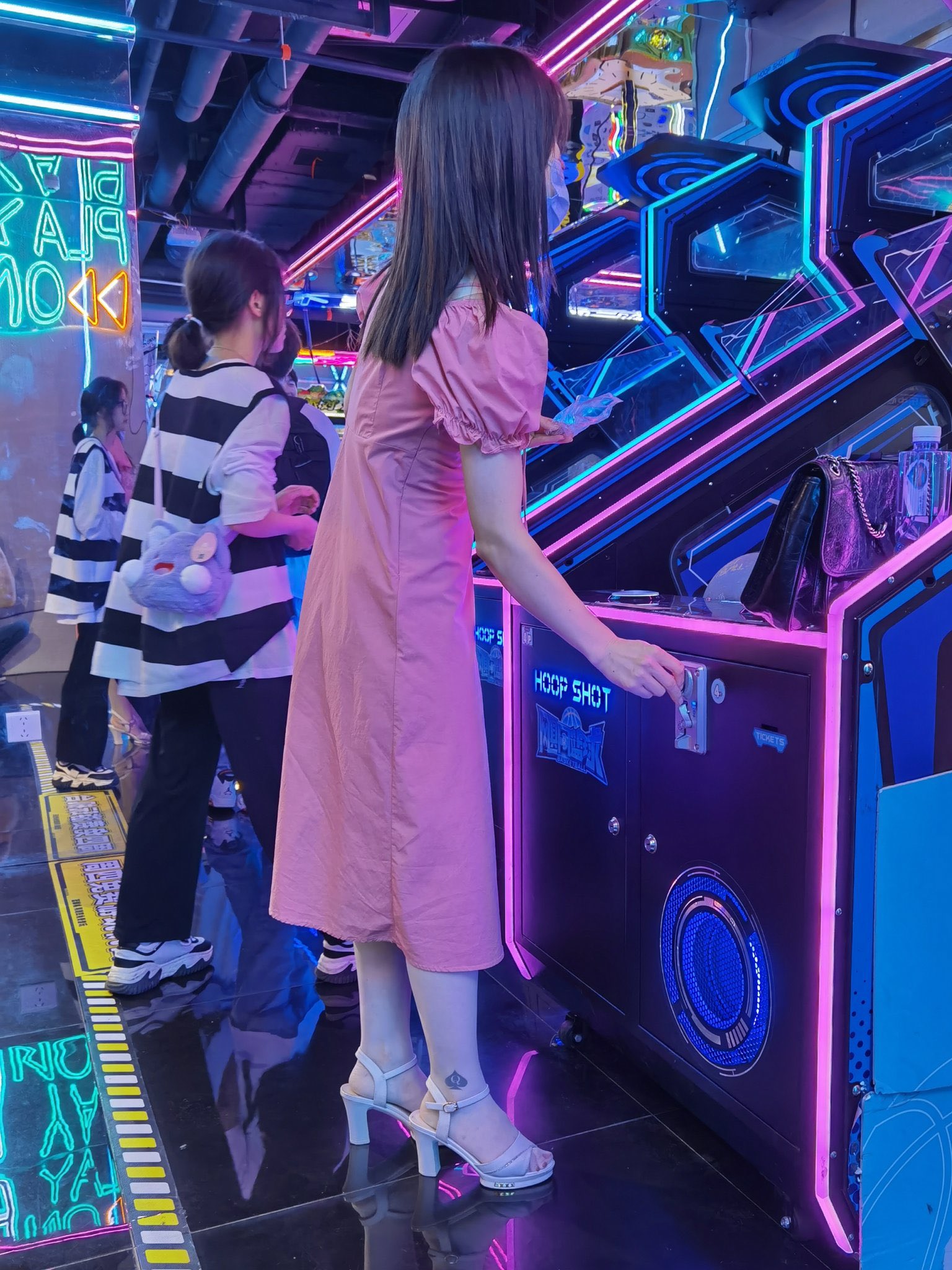 Monica on Twitter: "每次看到中国的城乡结合部的媚黑人妻格外戳心,有着乡土风格的性感,非常接地气,内心却时刻想着跪舔黑人的大