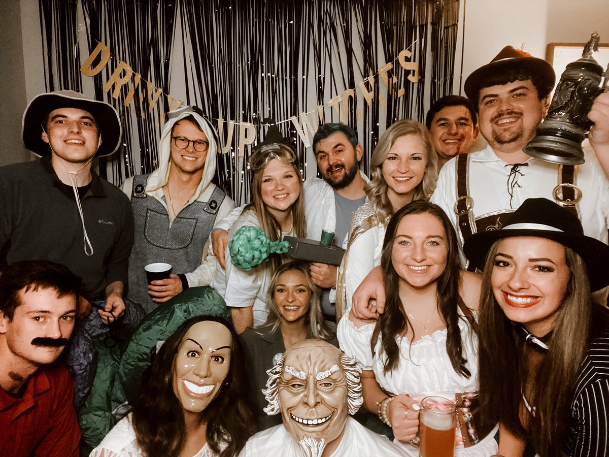 JillianHeaton's tweet photo. The Tradition Continues: 3 years of Halloween Parties ✨ https://t.co/pMLLufmQG0