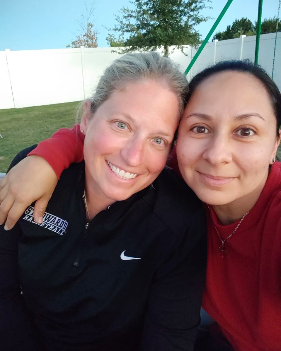 LineaAzul2's tweet photo. Reba Friday night and a 3 hour backyard session with one of my favorite Austin musicians last night. It was an incredible birthday weekend. 🙌🏽🤗 Let's GOOOOOO, 40! https://t.co/1D7wForGFS
