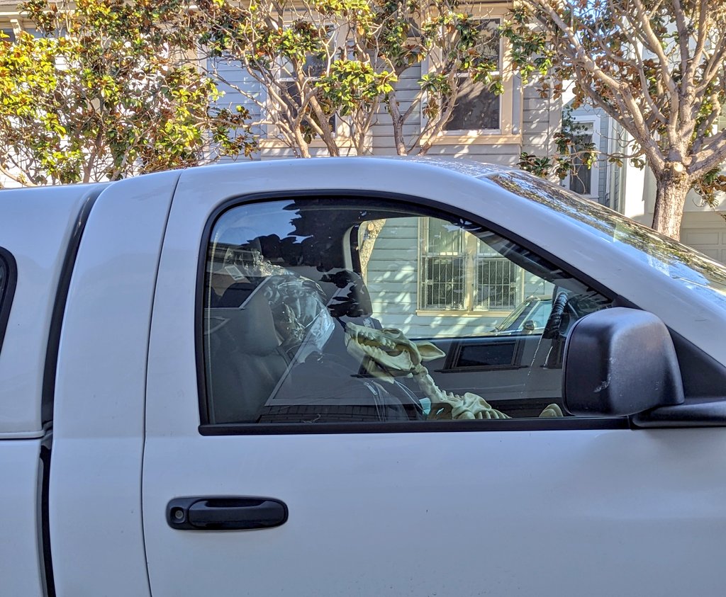 RachelleLacroix's tweet photo. Please don’t break the window. The A/C is on. He has water and is listening to the Monster Mash. 🎃 https://t.co/hsiFB3EX70