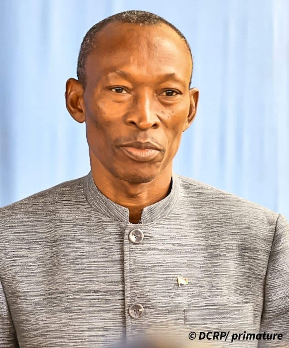 burkina24's tweet image. 🔴 « Il faut que le peuple se mobilise. Le meilleur soutien au Capitaine Ibrahim Traoré, c’est d’aller au front ou d’apporter sa contribution, plutôt que de marcher à chaque fois. 

Apollinaire Kyelem de Tambela, Premier ministre, 30 octobre 2022 

#Burkina24