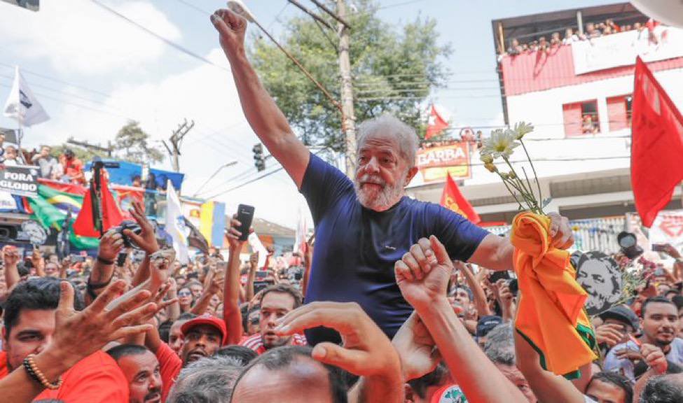 MathildePanot's tweet photo. 🎉 ❤️ Victoire pour #Lula ! 

Malgré les grossières manœuvres de déstabilisation de la police à la solde de Bolsonaro, la volonté populaire et antifasciste du peuple brésilien a fini par triompher !

Bolsonora doit respecter le choix démocratique du peuple.

Parabéns ! https://t.co/87Ob4WcXyk