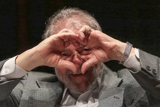 GarotaCiume's tweet photo. Essa vitória ñ é só do Lula. É dos milhares de mortos da pandemia, é dos mais de 33 milhões de brasileiros que estão passando fome, é da comunidade LGBT, é pela população preta morta por racismo. A vitória do Lula significa o reencontro do Brasil consigo mesmo. 
#Eleicao2022 https://t.co/vSMNeRCHwa