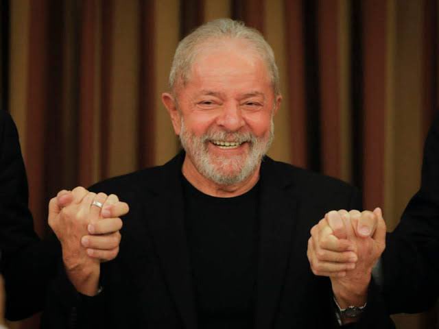 GarotaCiume's tweet photo. Essa vitória ñ é só do Lula. É dos milhares de mortos da pandemia, é dos mais de 33 milhões de brasileiros que estão passando fome, é da comunidade LGBT, é pela população preta morta por racismo. A vitória do Lula significa o reencontro do Brasil consigo mesmo. 
#Eleicao2022 https://t.co/vSMNeRCHwa