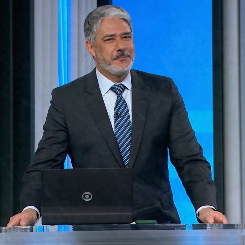 updatecultura's tweet photo. Bonner fala que vai beber água e abriu uma LATINHA. #Eleições2022 https://t.co/FNbp903rpM