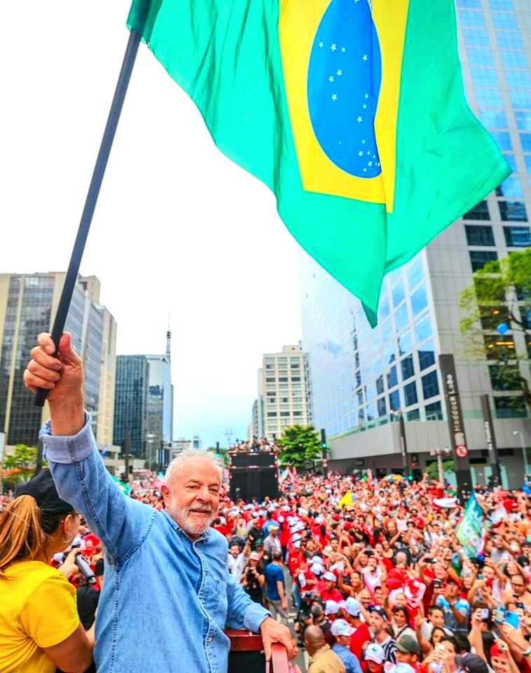 Lula torna a guidare il Brasile.
La lotta alla povertà,  il sostegno ai più deboli, i diritti, l'ambiente sono di nuovo le priorità in quel paese che aveva visto l'oscurità negli ultimi anni.
VIVA LULA!
#LulaPresidente1️⃣3️⃣