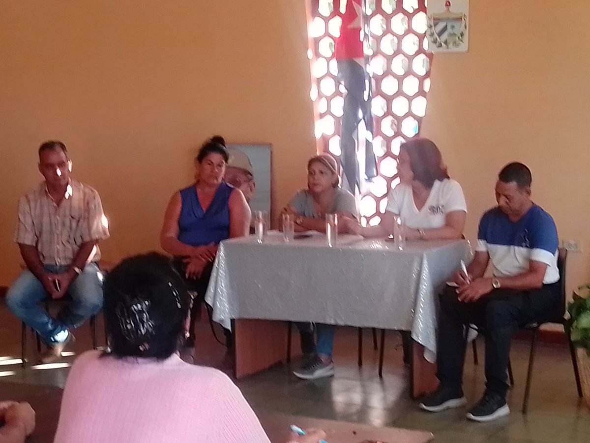 Autoridades del Partido y del Gobierno en #Mayabeque realizan intercambio con factores de la comunidad Nazareno Nuevo. #CubaPorLaVida, #CubaPorLasFamilias.