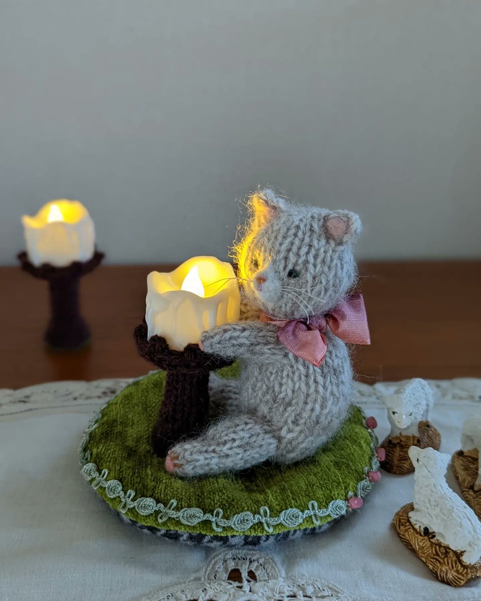 keitoya_pompom's tweet photo. 『きょうのにゃんこ』
あたたかい～

LEDキャンドルスタンドを作りました🕯

Happy Knitting♥

#あみぐるみ #amigurumi #bichesetbuches #ねこのあみぐるみ #にゃんことキャンドル #candleholder #燭台 #ロウソク #candle #編み物 #happyknitting #letsknit https://t.co/VMSDr0hafa