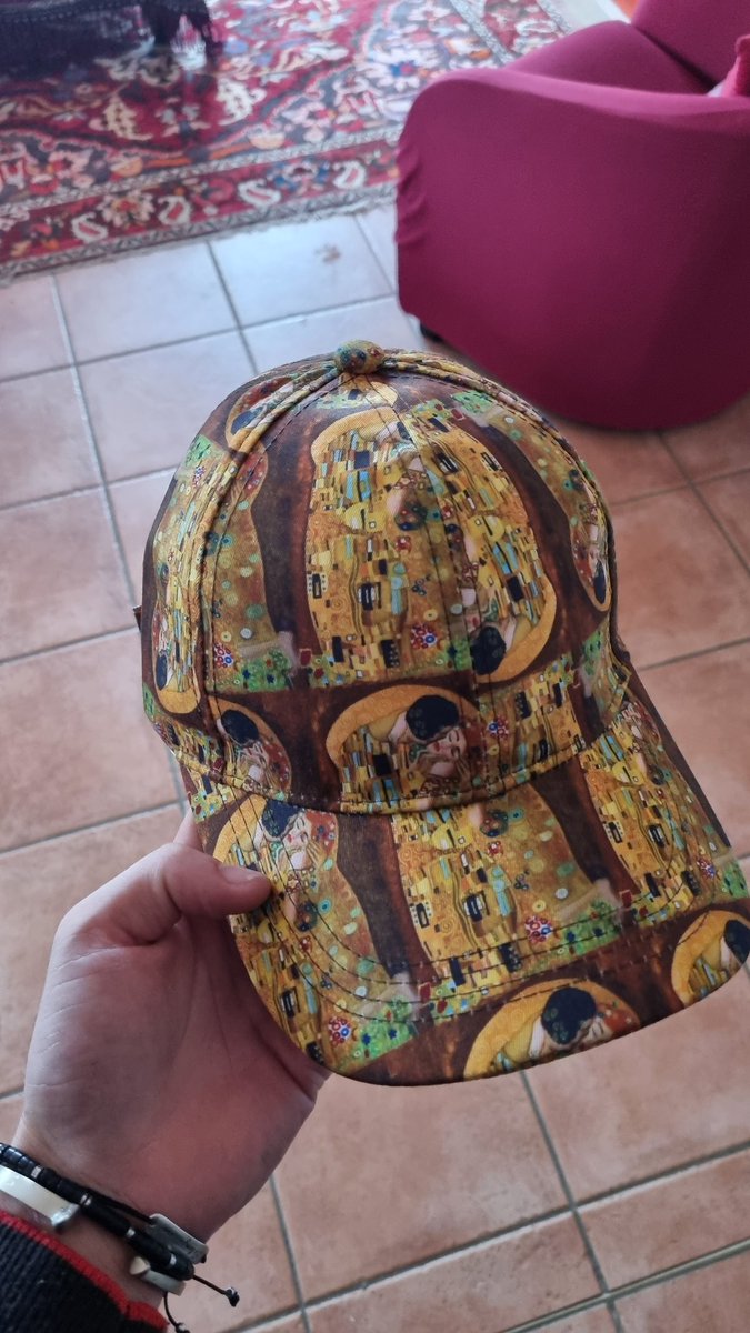 Spydros's tweet photo. @AREtoiles @ange_aile__ Ma mère a cette casquette @AREtoiles je suis obligé de t'envoyer cette photo. https://t.co/GntRUqUUIR