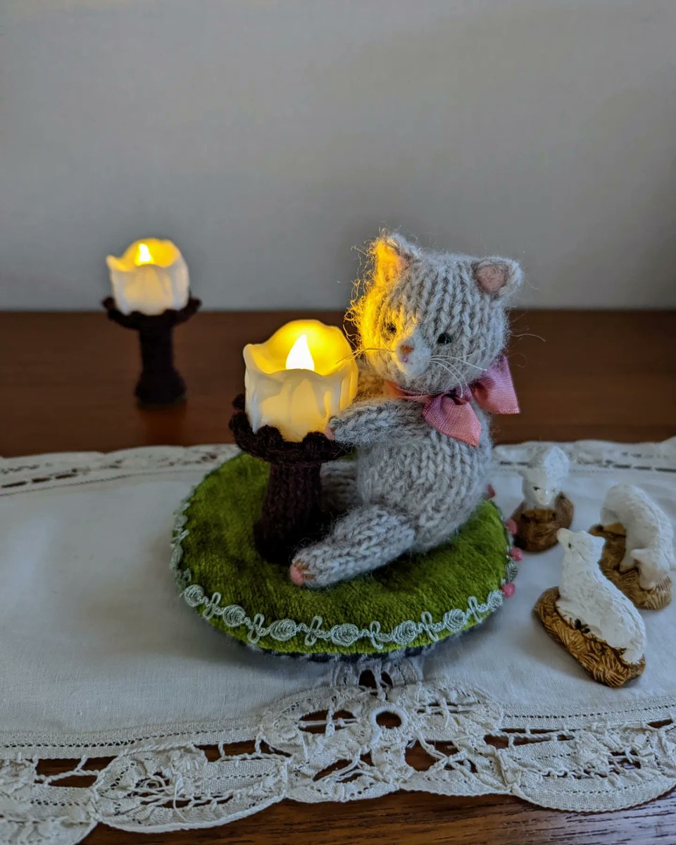 keitoya_pompom's tweet photo. 『きょうのにゃんこ』
あたたかい～

LEDキャンドルスタンドを作りました🕯

Happy Knitting♥

#あみぐるみ #amigurumi #bichesetbuches #ねこのあみぐるみ #にゃんことキャンドル #candleholder #燭台 #ロウソク #candle #編み物 #happyknitting #letsknit https://t.co/VMSDr0hafa