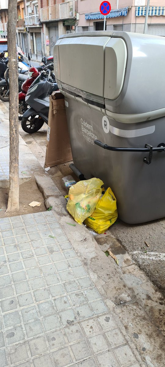 raulcli's tweet photo. @janetsanz @AdaColau @bcn_hg si canviar la contracta de neteja de Barcelona suposa posar un contenidor davant del forat de l'arbre i fa que la gent no arribi i deixi les escombraries al terra es mereix un visca a l'accessibilitat. Poc control a la nova empresa. https://t.co/jrN0lHh2PM
