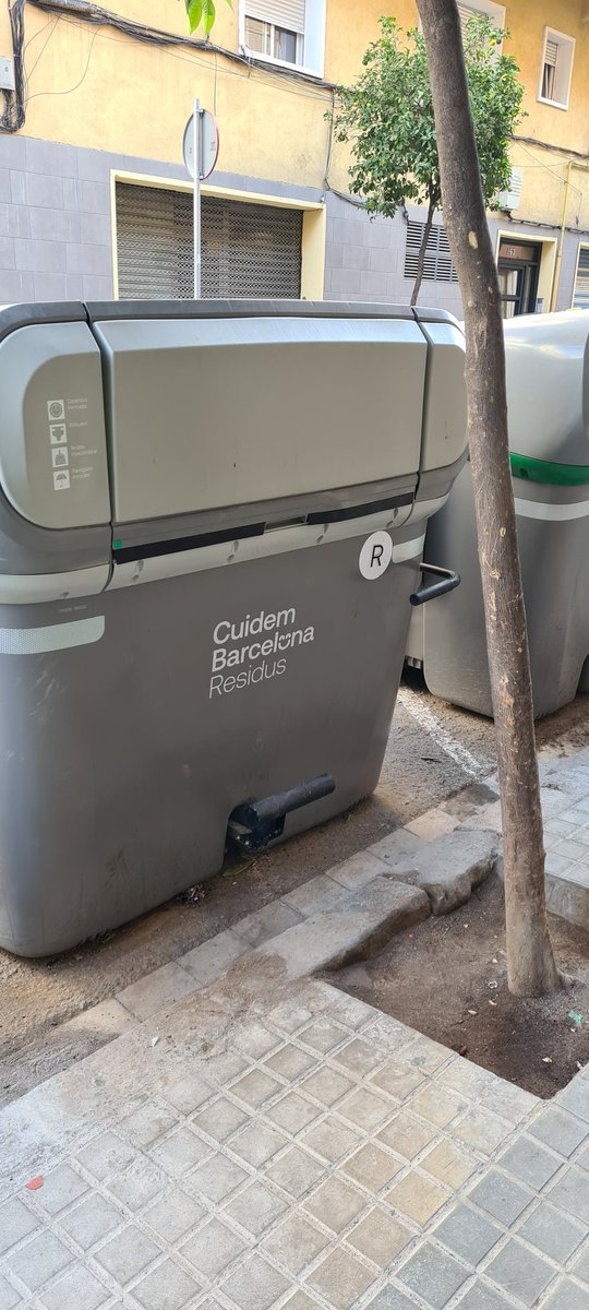 raulcli's tweet photo. @janetsanz @AdaColau @bcn_hg si canviar la contracta de neteja de Barcelona suposa posar un contenidor davant del forat de l'arbre i fa que la gent no arribi i deixi les escombraries al terra es mereix un visca a l'accessibilitat. Poc control a la nova empresa. https://t.co/jrN0lHh2PM