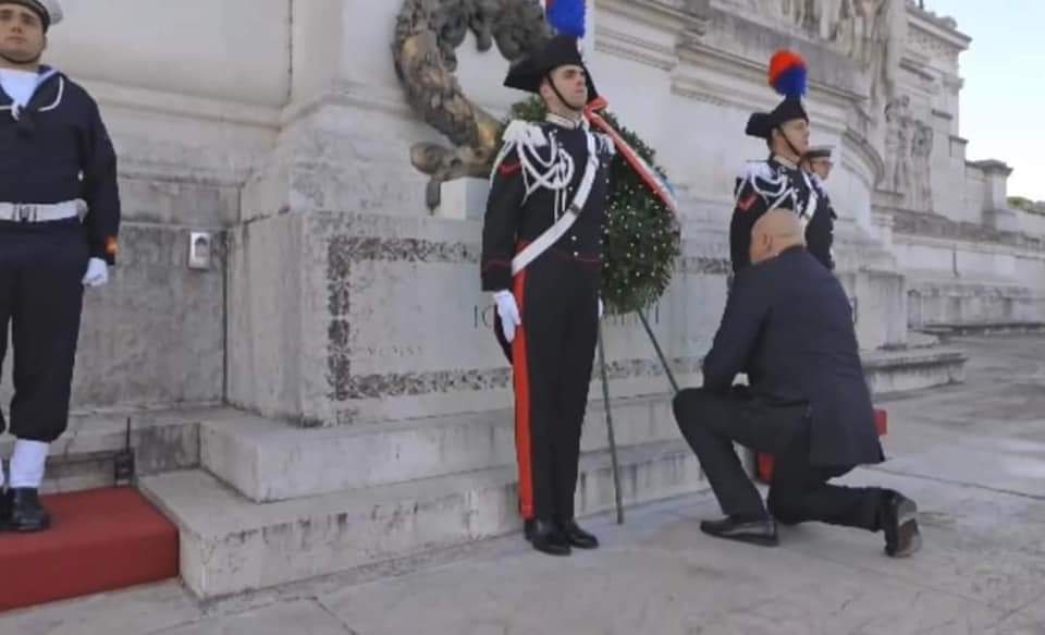 MAngius_GN_FDI's tweet photo. Il nostro Ministro della Difesa @GuidoCrosetto nel #rendereonore al #MILITEIGNOTO si è inginocchiato davanti al monumento in segno di rispetto, onore e gratitudine a tutti i nostri caduti nelle guerre,#gestoforte e di #significato.Solo Re Vittorio Emanuele III fece un gesto così. https://t.co/R7pXDP41Fy