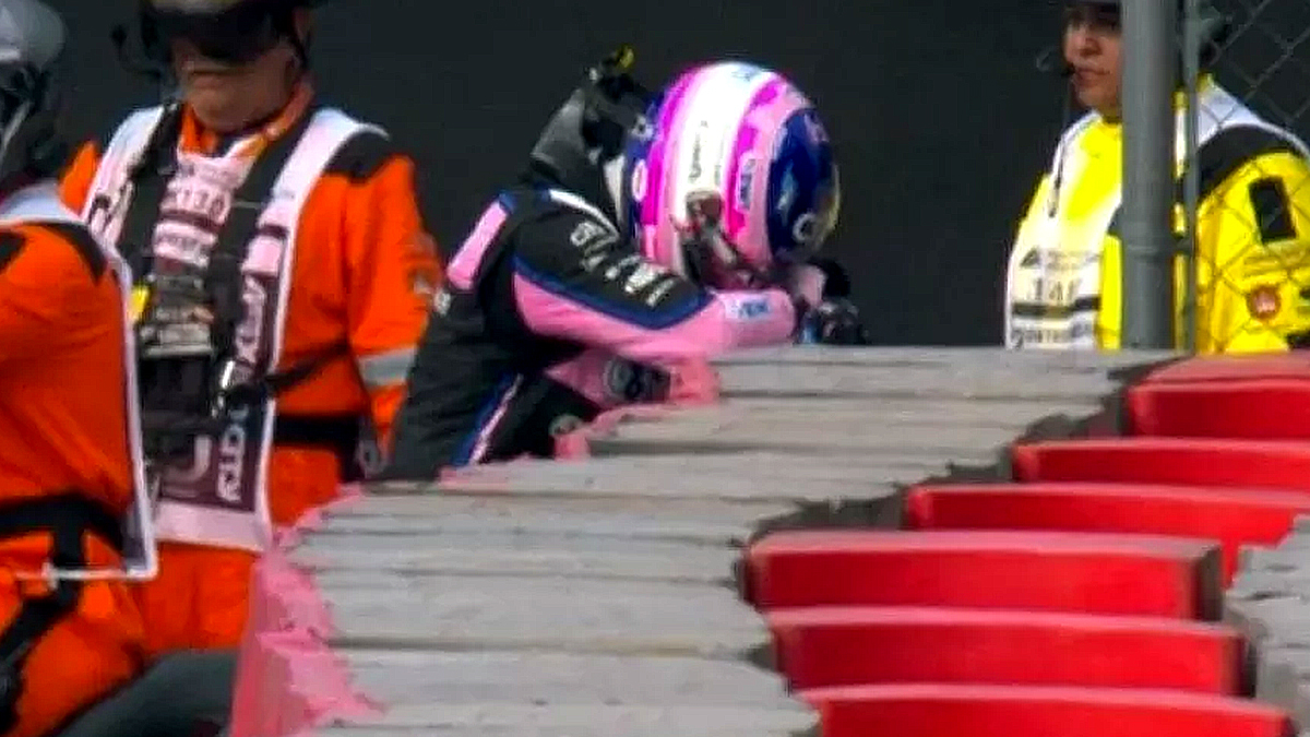 COCHEMOTOR.com (@cochemotor) on Twitter photo ¡MENOS MAL QUE A ALONSO SOLO LE QUEDAN DOS CARRERAS EN "EL EQUIPO DE SU VIDA"
El GP México fue soso: victoria de Verstappen por delante de Hamilton, Sainz quinto y abandono de Alonso. Lo escribe <a href="/yonuncabebovino/">Karloff 🏴❤️💛💜</a> en cuatroruedas.es
#formula1 #alpine #alonso #verstappen ¡MENOS MAL QUE A ALONSO SOLO LE QUEDAN DOS CARRERAS EN "EL EQUIPO DE SU VIDA"
El GP México fue soso: victoria de Verstappen por delante de Hamilton, Sainz quinto y abandono de Alonso. Lo escribe <a href="/yonuncabebovino/">Karloff 🏴❤️💛💜</a> en cuatroruedas.es
#formula1 #alpine #alonso #verstappen